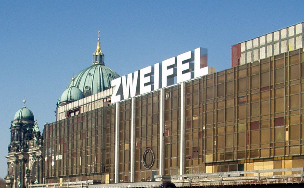 Im Jahr 2005 war auf dem Palast der Republik die temporäre Kunstinstallation „Palast des Zweifels“ des norwegischen Künstlers Lars Ramberg angebracht. Abbildung: Jula2812, Wikimedia Commons