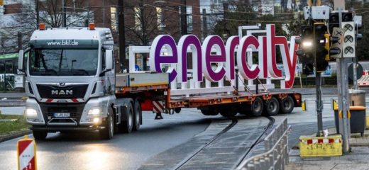 Für Kunden wie Enercity oder E.On entsteht Beleuchtungsbranding der Alpha Signs GmbH an Ladedächern.