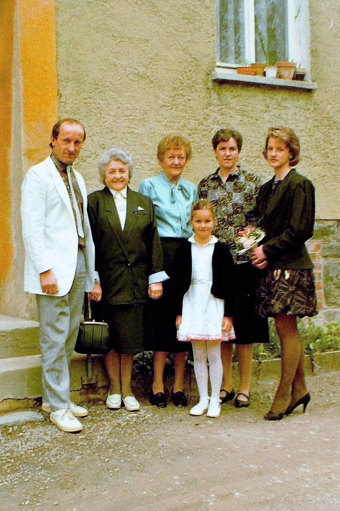 1991: Jugendweihe – mit einem Kleid aus dem Ausverkauf der „Jugendmode“ und der ersten Dauerwelle. Abbildung: privat