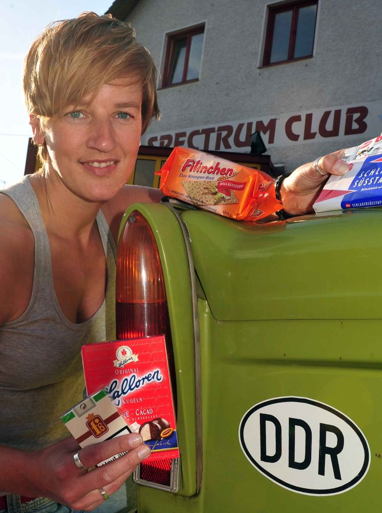 2009: Ostpartys in Augsburg – über 450 Gäste feierten, die dpa berichtete über das „außergewöhnliche Event“ in Bayern. Abbildung: dpa