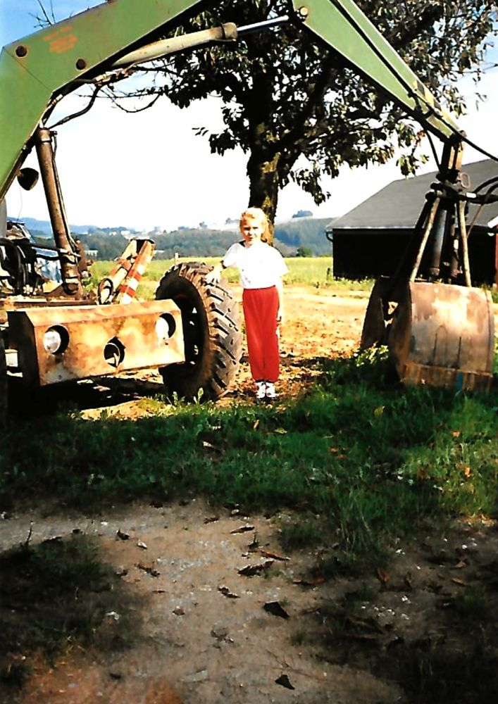 Stolz wie Bolle neben unserem damaligen Fortschritt Ladekran, 1995. Abbildung: privat