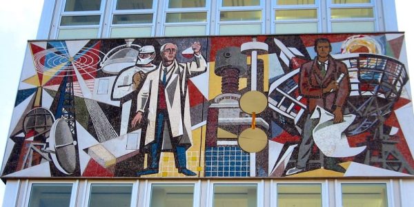 Der Nordteil des Mosaiks „Unser Leben“ von Walter Womacka legt den Fokus auf den Bereich Wissenschaft und Technik. Abbildung: Andreas Steinhoff, Wikimedia Commons