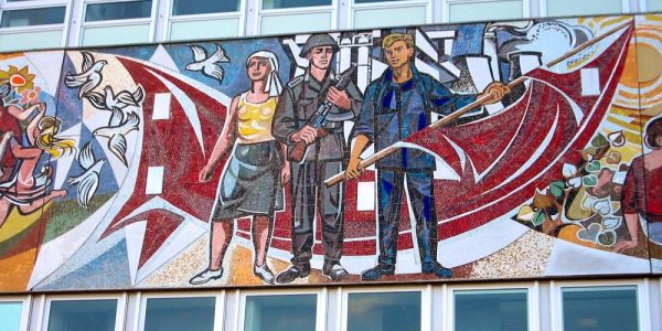 Die Ostseite des Mosaiks „Unser Leben“ von Walter Womacka legt den Fokus auf den Bereich Völkerfreundschaft. Symbolisiert durch weiße Tauben. Abbildung: Andreas Steinhoff, Wikimedia Commons