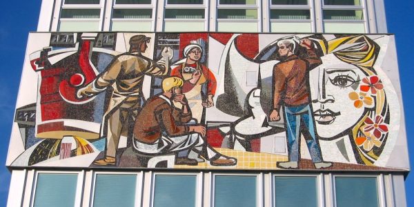 Die Südseite des Mosaiks „Unser Leben“ von Walter Womacka widmet sich Arbeitern in unterschiedlichen Tätigkeiten. Abbildung: Andreas Steinhoff, Wikimedia Commons