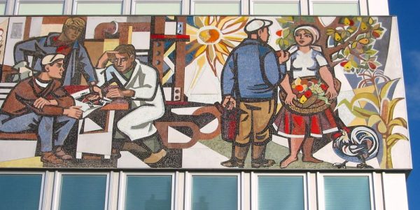 Die Westseite des Mosaikfries „Unser Leben“ von Walter Womacka zeigt verschiedene Alltagssituationen in der DDR. Abbildung: Andreas Steinhoff, Wikimedia Commons