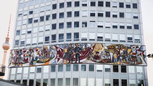 Sozialistischer Realismus: Das Mosaikfries „Unser Leben“ von Walter Womacka ziert das „Haus des Lehrers“ am Alexanderplatz in Berlin. Abbildung: Ndiggity, Wikimedia Commons