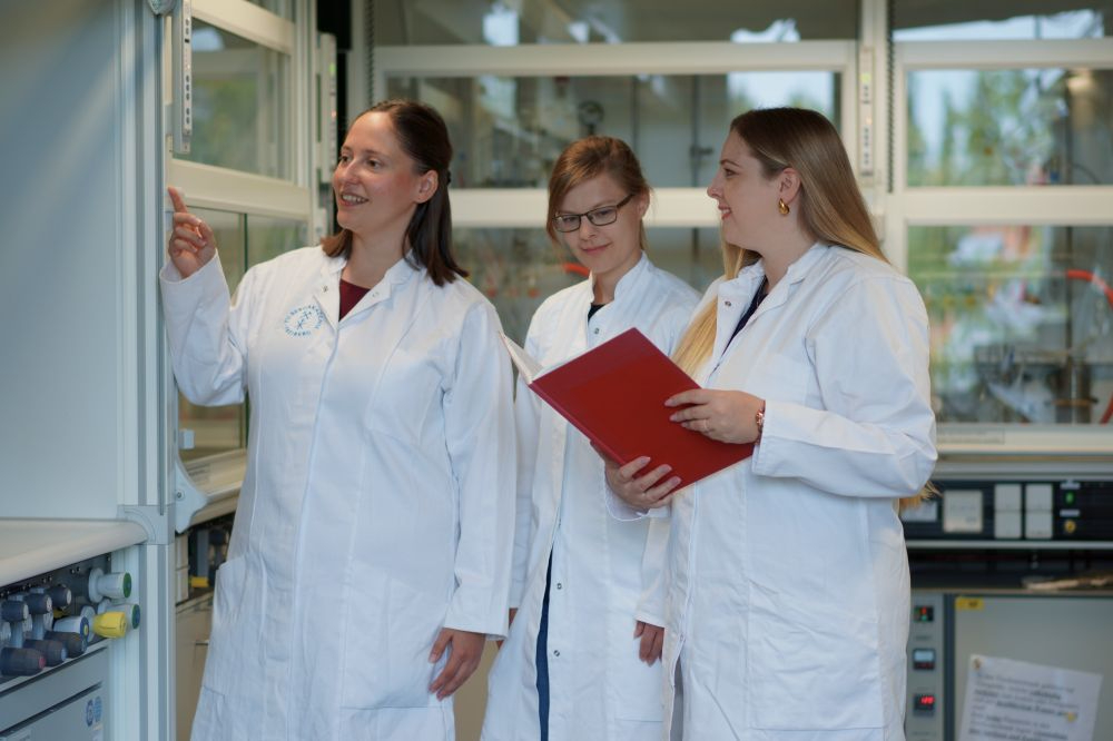 Die Gründerinnen von Cynio, Marlene Baumhardt, Sophie Riedel und Michéle Tille (von links nach rechts). Marlene Baumhardt und Sophie Riedel, beide Chemikerinnen mit umfangreicher Forschungs- und Laborerfahrung, sie sind für die chemische Prozess- und Produktentwicklung verantwortlich. Michéle Tille bringt bereits mehrfache Gründungserfahrung mit und ergänzt das Team im betriebswirtschaftlichen Bereich. Abbildung: Cynio
