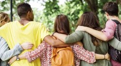 Dem Bundesförderprogramm „Demokratie Leben“ drohen Kürzungen durch das Bundesbildungs- und Familienministerium. Abbildung: Rawpixel, Depositphotos