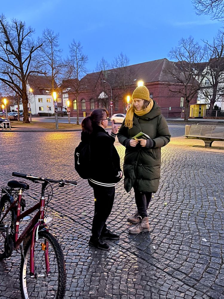 Pendleraktion „Zuhören“: mit den Leuten ins Gespräch kommen. Abbildung: privat/Tobias Kremkau