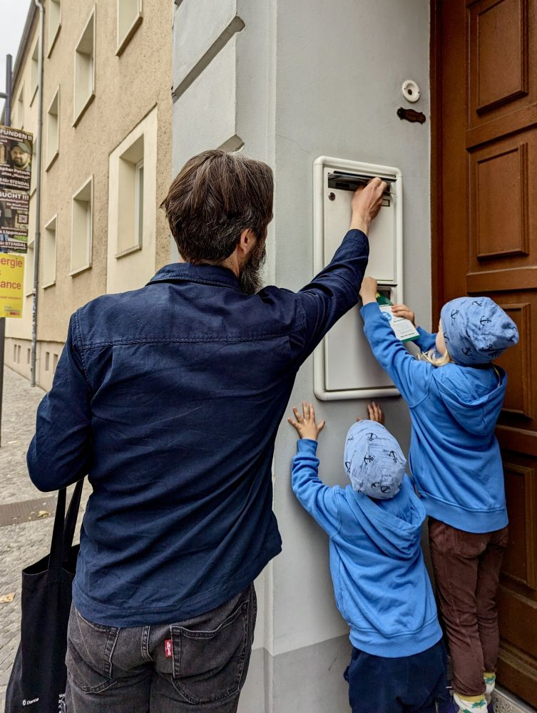 Flyer verteilen: mit Hilfe vom Nachwuchs. Abbildung: privat/Tobias Kremkau