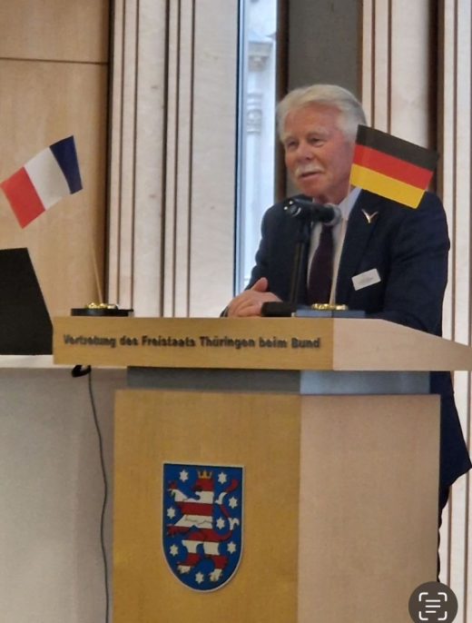 Dirk Schneemann ist Gründer der „Frankreich-Initiative Ostdeutschland (FIOst) und Gründer und CEO der euracces Gesellschaft zur Beförderung europäischer Wirtschaftskontakte mbH. Zudem ist er Vorstandsvorsitzender / Präsident des Deutsch-Französischen Wirtschaftskreises, www.dfwk.eu.