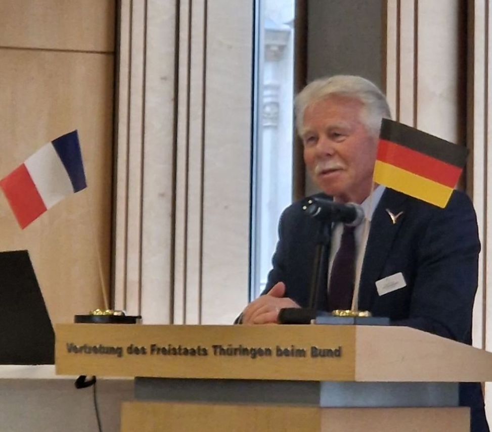 Dirk Schneemann ist Gründer der „Frankreich-Initiative Ostdeutschland (FIOst) und Gründer und CEO der euracces Gesellschaft zur Beförderung europäischer Wirtschaftskontakte mbH. Zudem ist er Vorstandsvorsitzender / Präsident des Deutsch-Französischen Wirtschaftskreises, www.dfwk.eu.