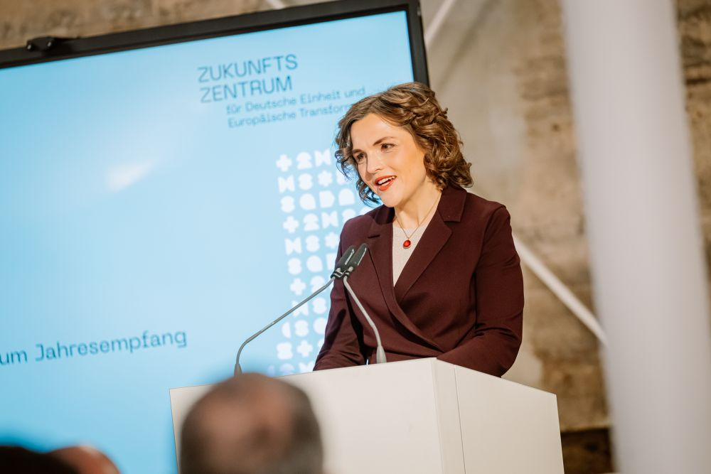 Die Ostbeauftragte der Bundesregierung, Elisabeth Kaiser auf einer Veranstaltung zum Zukunftszentrum. Kaiser erklärt, dass das Zukunftszentrum zu einem lebendigen, offenen Ort mit nationaler und europäischer Strahlkraft werden soll. Abbildung: Zukunftszentrum, Anna Kolata