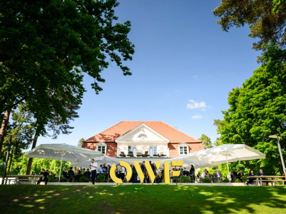 Blick auf das OWF-Veranstaltungsgeländer in Bad Saarow. Das diesjährige OWF findet vom 31. Mai bis 2. Juni 2026 statt. Für das Forum hat auch Bundeskanzler Friedrich Merz zugesagt. Abbildungen: Deutschland – Land der Ideen / Brundert_Marquardt