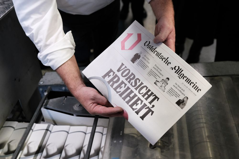 Die Erstausgabe der OAZ. Seit 100 Tagen gibt es das neue Medium in Print und Online. Abbildung: Markus Wächter, Berliner Zeitung