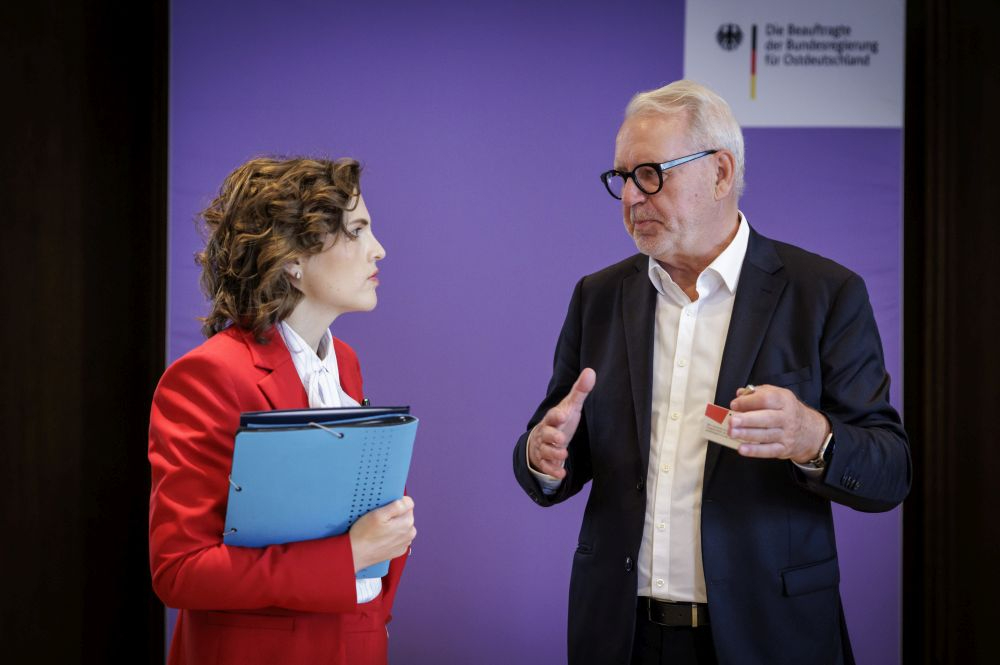Die Ostbeauftragte der Bundesregierung, Elisabeth Kaiser, im Gespräch mit dem Präsidenten des Ostdeutschen Wirtschaftsforums, Frank Nehring. Abbildung: Thomas Koehler