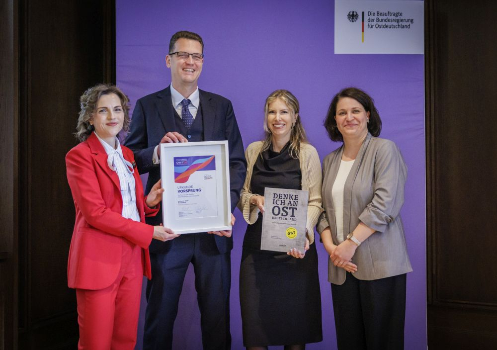 Elisabeth Kaiser mit Vertretern der Pyropower GmbH. Abbildung Thomas Koehler