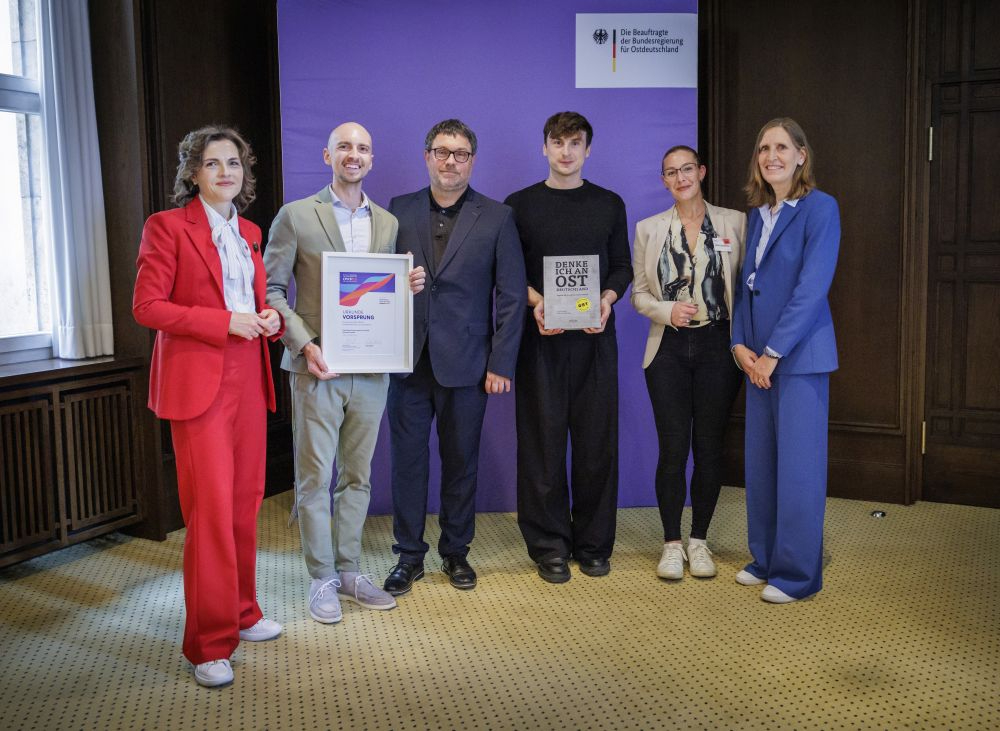 Elisabeth Kaiser mit Vertretern der Periotrap Pharmaceuticals GmbH. Abbildung: Thomas Koehler