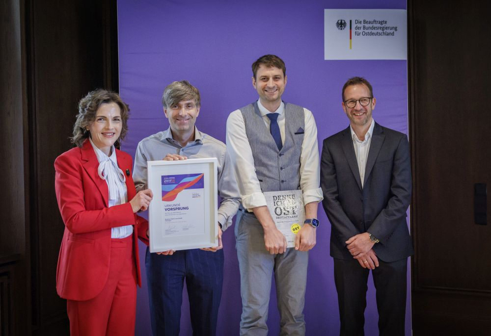 Die Ostbeauftragte mit Repräsentanten der Quantum Optics Jena GmbH. Abbildung: Thomas Koehler