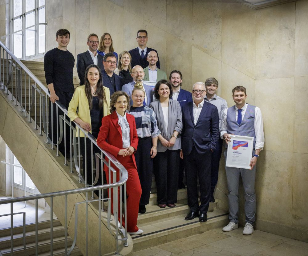 Die Ostbeauftragte der Bundesregierung, Staatsministerin Elisabeth Kaiser (vorne links) und der Präsident des Ostdeutschen Wirtschaftsforums, Frank Nehring (Zweiter von vorne rechts) mit den Preisträgern und Teilnehmern der Preisverleihung. Abbildung: Thomas Koehler