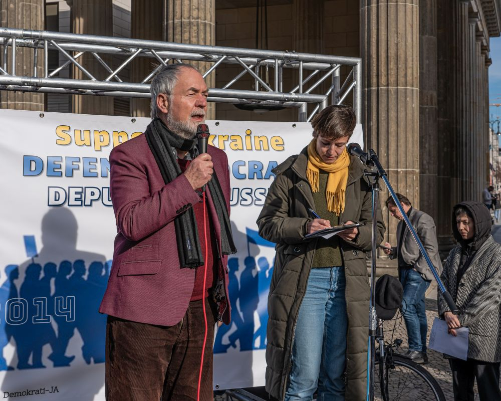 25. Februar 2024, Berlin. Kundgebung zur Unterstützung der Ukraine am Brandenburger Tor. Abbildung: A. Savin, Wikipedia
