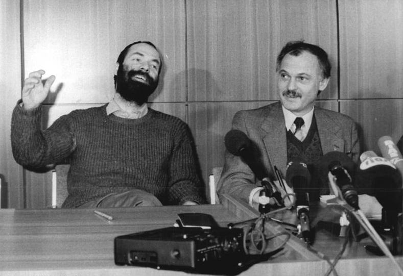 26. März 1990, Berlin. Der Vorsitzende der Ost-SPD Ibrahim Böhme (rechts) schlägt seinen Stellvertreter Markus Meckel als amtierenden Parteivorsitzenden vor. Abbildung: Bundesarchiv, Bild 183-1990-0326-017/Grimm, Peer/CC-BY-SA 3.0