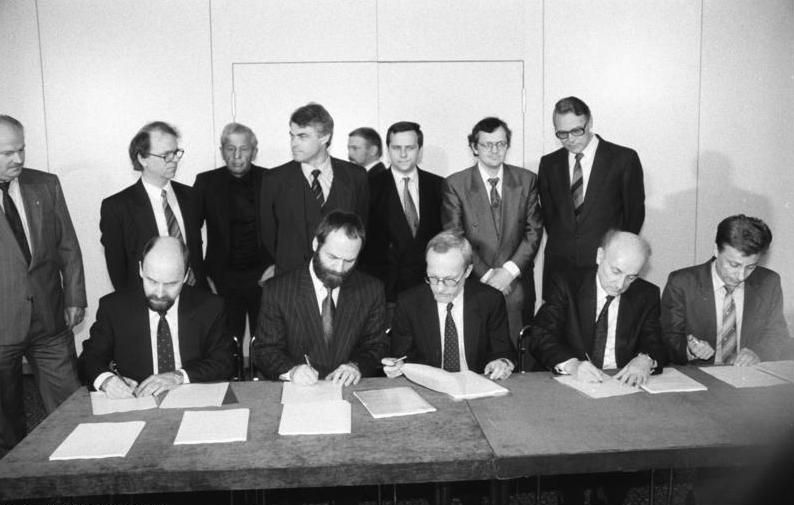12. April 1990, Berlin. Die an der neuen DDR-Regierung beteiligten Parteien unterzeichnen die Koalitionsvereinbarung. Abbildung: Bundesarchiv, Bild 183-1990-0412-019/Oberst, Klaus/CC-BY-SA 3.0