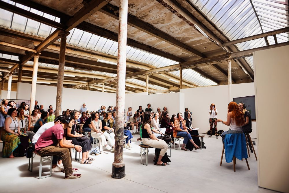 Eine Premiere soll bei der fünften Ausgabe das KI-Barcamp sein. Die Festivalteilnehmer gestalten Sessions gemeinsam und es soll kein Podium von oben herab geben. Motto: Mehr Austausch statt Vortrag. Abbildung: Anne Schwerin