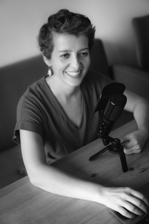 Nine-Christine Müller, geboren 1989 in Jena, ist Kommunikationsexpertin, Moderatorin und Podcast-Host von „Ostwärts“. ostwaerts-podcast.com. Abbildung: Dmytro Guk