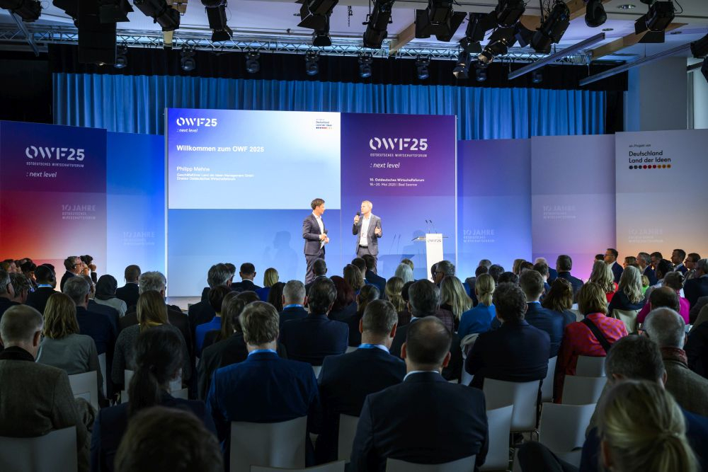 Unter dem Leitthema „Eine neue (Un)Ordnung“ warten auf die Besucher des OWF 2026 spannende Vorträge und Diskussionen. Abbildung: Deutschland – Land der Ideen, Brundert/Marquardt