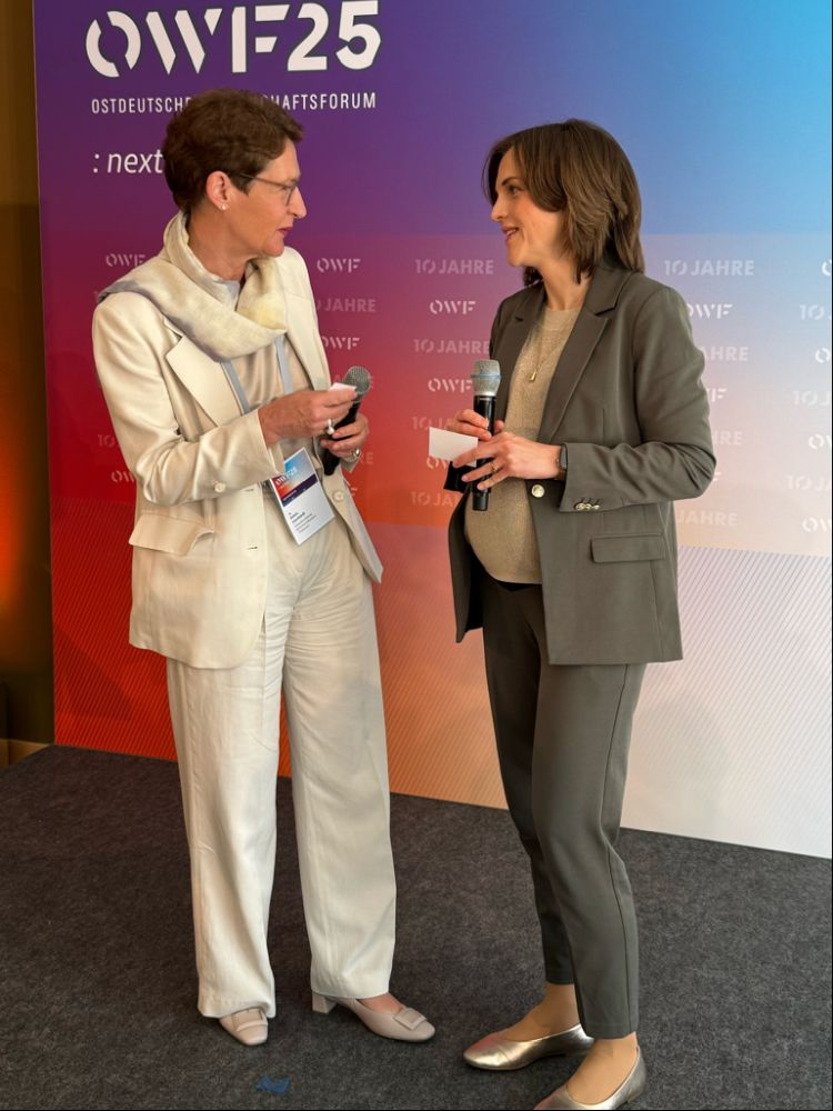 Dr. Katrin Leonhardt (links) mit der Ostbeauftragten der Bundesregierung, Elisabeth Kaiser (SPD), auf dem Ostdeutschen Wirtschaftsforum 2025. Abbildung: David Brähler