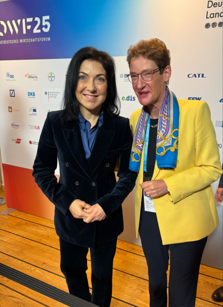 Dr. Katrin Leonhardt mit (links) Bundeswirtschaftsministerin Katharina Reiche (CDU) auf dem Ostdeutschen Wirtschaftsforum 2025. Abbildung: David Brähler 