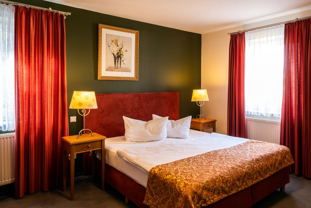 Ein Schlafzimmer im Apparthotel Steiger Bad Schandau. Das Jahr 2026 steht bei der Hotelgruppe unter dem Motto „Zeit das sich was dreht.“ Abbildung: Steiger Hotels
