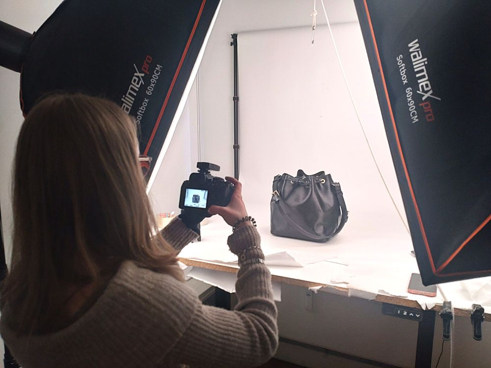 Pliskes Mitarbeitende setzen die Designerhandtaschen für den Onlineshop in Szene. Abbildung: Björn Menzel