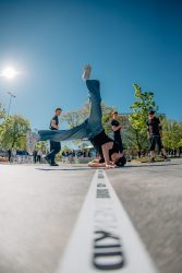 Mitglieder des Vereins NEWKID e.V beim Breakdance. Die Breakdance-Szene in der DDR war laut Jörg Schnurre legendär und reichte von Rostock über Dessau bis nach Weimar. Abbildung: Hartmut Boesener