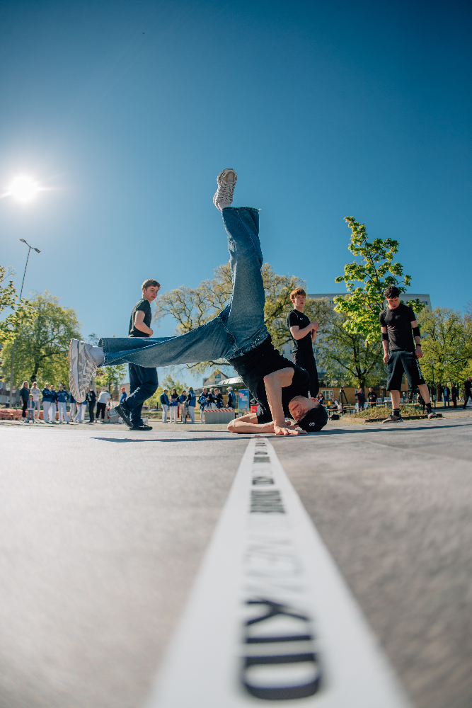 Mitglieder des Vereins NEWKID e.V beim Breakdance. Die Breakdance-Szene in der DDR war laut Jörg Schnurre legendär und reichte von Rostock über Dessau bis nach Weimar. Abbildung: Hartmut Boesener