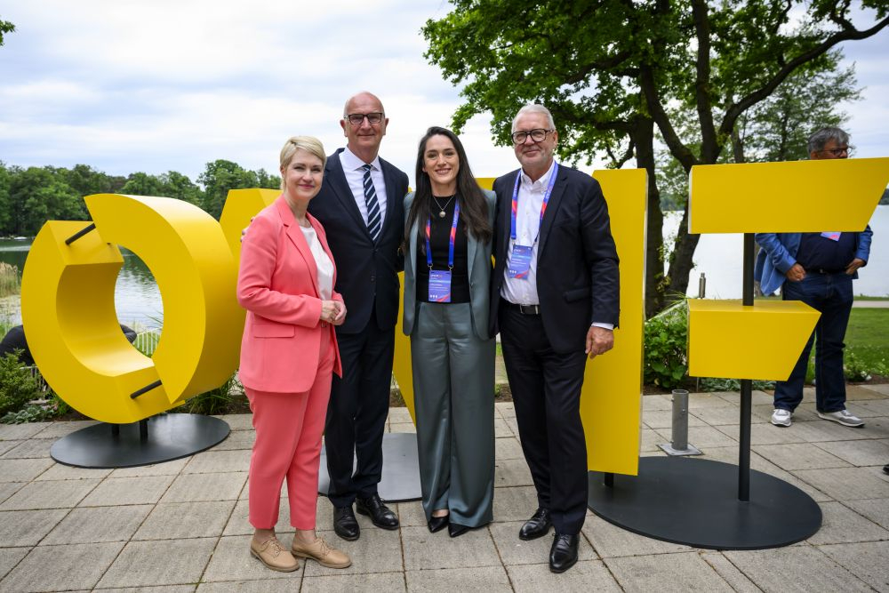 Ministerpräsidentin Manuela Schwesig, Ministerpräsident Dietmar Woidke, OWF-Direktorin Juliane Nandra und OWF-Gründer Frank Nehring vor dem Logo des OWF. Abbildung: Deutschland - Land der Ideen/Brundert, Marquardt