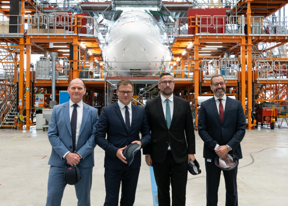 Besuch vom Ostbeauftragten Carsten Schneider (2. v. l.) und dem Wirtschaftsminister von Sachsen Martin Dulig (3. v. l.) 2023. Abbildung: Elbe Flugzeugwerke GmbH