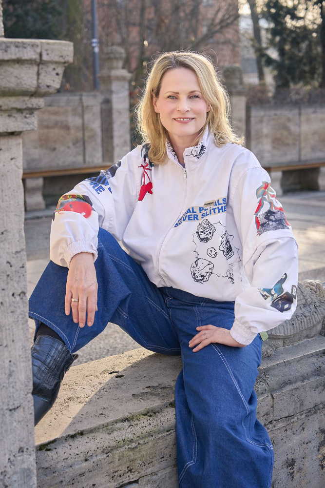 Antje Riis ist 1971 in Leipzig geboren und lebt heute in Ostberlin. Sie war Talkshow-Redakteurin (unter anderem „Schreinemakers“ und „Johannes B. Kerner) und Künstlermanagerin. Heute ist sie als Politikberaterin und Podcast-Host unterwegs. borninthegdrgeschichten.podigee.io Abbildung: Rene Riis