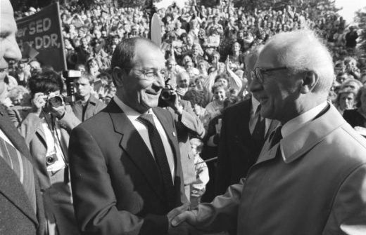 Willi Sitte begrüßt Erich Honecker 1987 anlässlich einer Kunstausstellung im Dresdner Albertinum. Abbildung: Bernd Settnik, Das Bundesarchiv, Wikimedia Commons