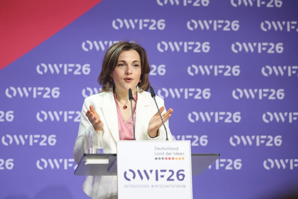 Die Ostbeauftragte der Bundesregierung, Elisabeth Kaiser, wies bei ihrer Rede darauf hin, dass das Wirtschaftswachstum in Ostdeutschland höher liegt als im Westen Deutschlands. Abbildung: Deutschland - Land der Ideen/Brundert, Marquardt