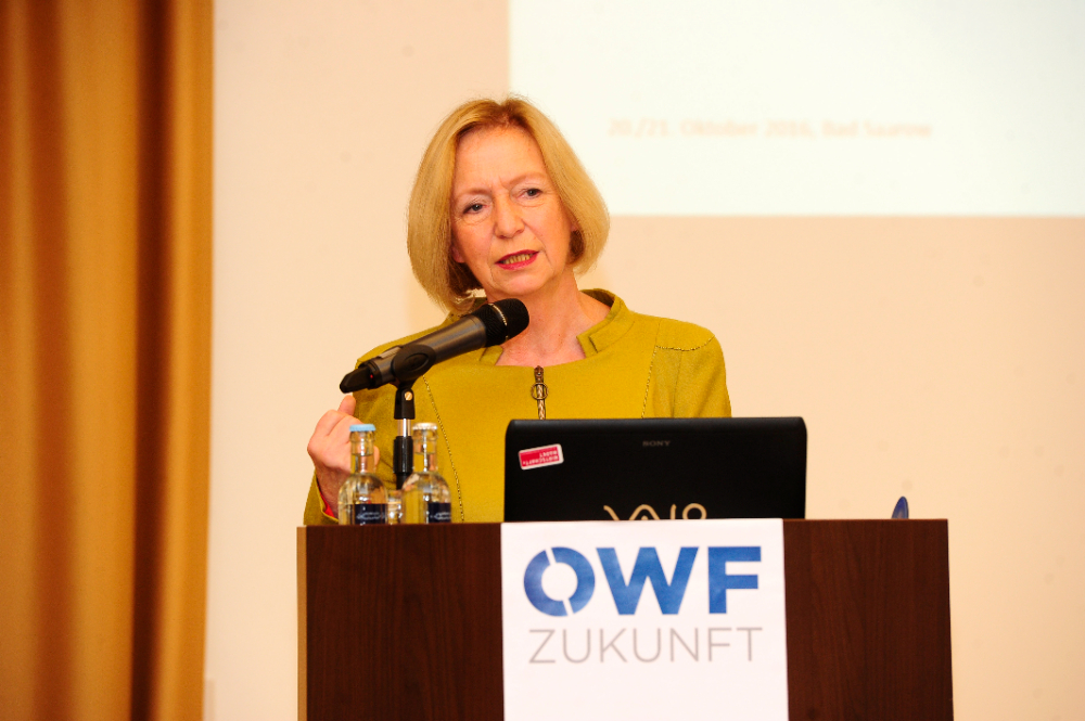 2016: Bundesforschungsministerin Prof. Johanna Wanka spricht auf dem ersten Ostdeutschen Wirtschaftsforum. Abbildung: Succo