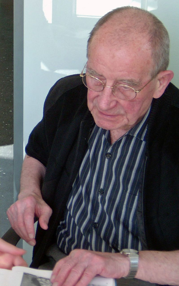 Willi Sitte bei einer Signierstunde in der Willi-Sitte-Galerie Merseburg 2007. Die Galerie wurde zu seinem 85. Geburtstag 2006 eröffnet. Abbildung: SpreeTom, Wikimedia Commons