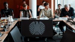 Die Diskussionsteilnehmer Suraj Mailitafi vom Bündnis „Widersetzen“, Philosophin Eva von Redecker, der Bundestagsabgeordnete Luke Hoß und Jens-Christian Wagner, der Leiter der Gedenkstätte Buchenwald, (v. l. n. r.) sprachen über Strategien im Kampf gegen den Rechtsextremismus. Abbildung: Jennifer Marke, Fraktion Die Linke im Bundestag
