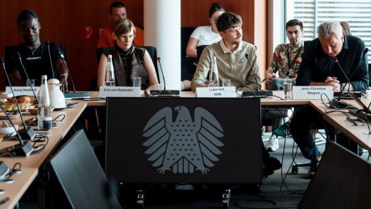 Die Diskussionsteilnehmer Suraj Mailitafi vom Bündnis „Widersetzen“, Philosophin Eva von Redecker, der Bundestagsabgeordnete Luke Hoß und Jens-Christian Wagner, der Leiter der Gedenkstätte Buchenwald, (v. l. n. r.) sprachen über Strategien im Kampf gegen den Rechtsextremismus. Abbildung: Jennifer Marke, Fraktion Die Linke im Bundestag