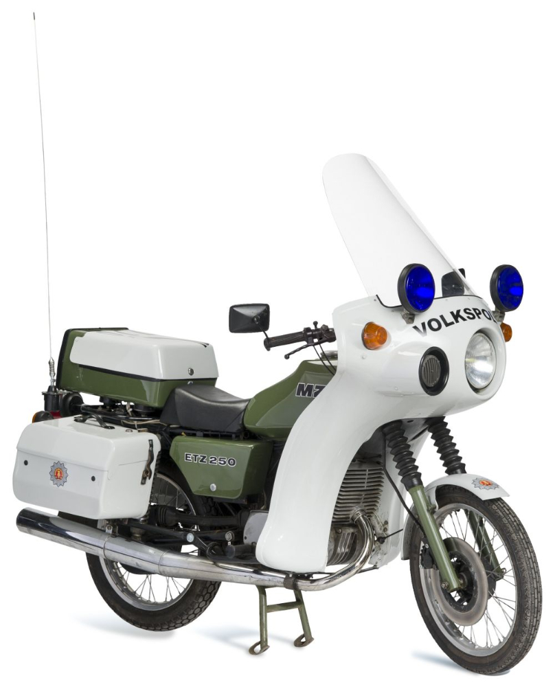 Zu den mehr als 400.000 Objekten und Exponaten im Besitz des Museums gehört auch dieses Motorrad MZ ETZ 250 F der Volkspolizei. Abbildung: DDR Museum