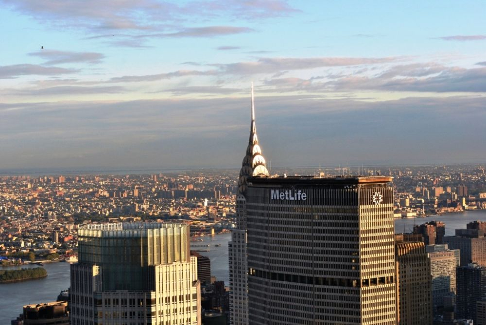 Das MetLife Building (ehemals vormals PanAM-Building) in New York City befindet sich neben dem bekannten Chrysler Building. Es wurde zwischen 1957 und 1959 von Gropius entworfen und zählt zu seinen bedeutendsten Werken in den USA. Abbildung: Elisa Rolle, Wikimedia Commons