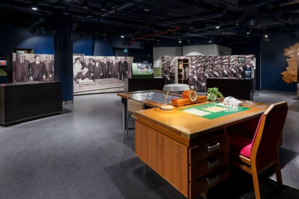 Ein Parteitisch aus dem Ausstellungsbereich „Partei und Staat“ im DDR Museum. Abbildung: DDR Museum