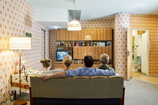 Im DDR Museum befindet sich auch ein detailgetreuer Nachbau eines DDR-Wohnzimmers. Abbildung: DDR Museum