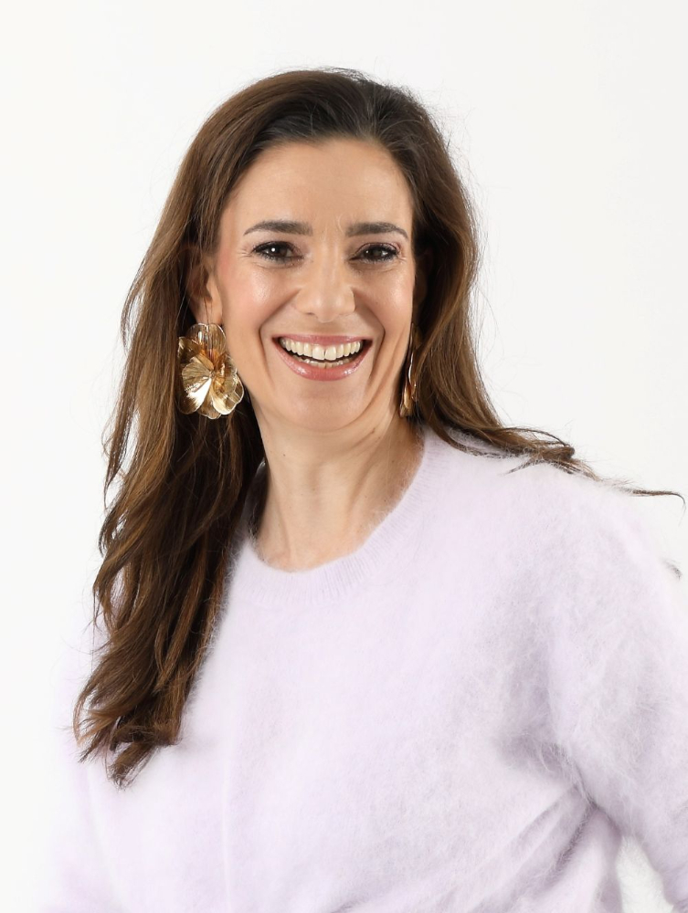 Dr. Daphne Hering ist Ökonomin, Unternehmerin, Investorin und Transformationsrednerin. Sie ist gebürtige Düsseldorferin und hat von 2000-2006 Betriebswirtschaftslehre an der Technischen Universität Bergakademie Freiberg in Sachsen studiert. 2006 lernte sie dort ihren Mann kennen, der gebürtig aus Karl-Marx-Stadt stammt. Abbildung: Initiative Denkraum Ost